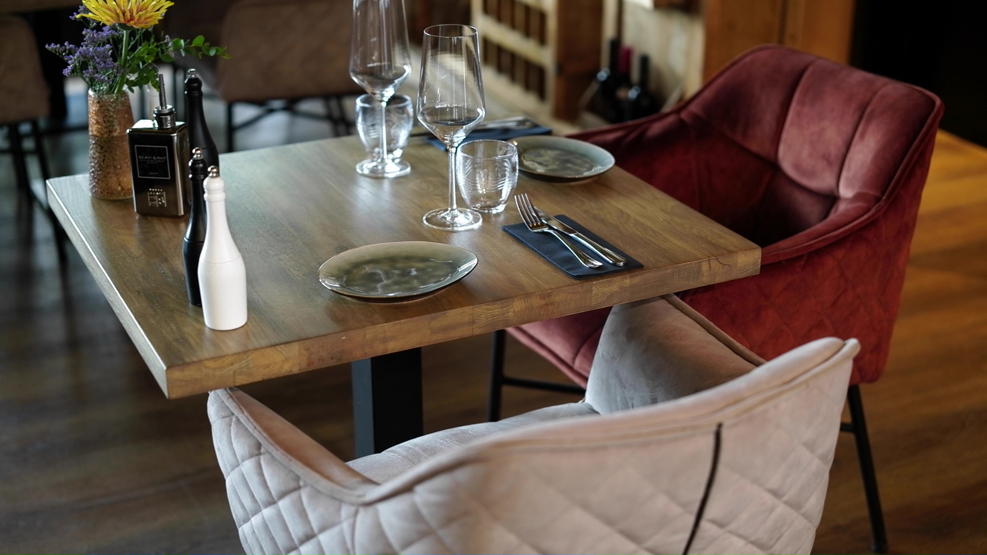 NOVANTA · Gedeckter Tisch