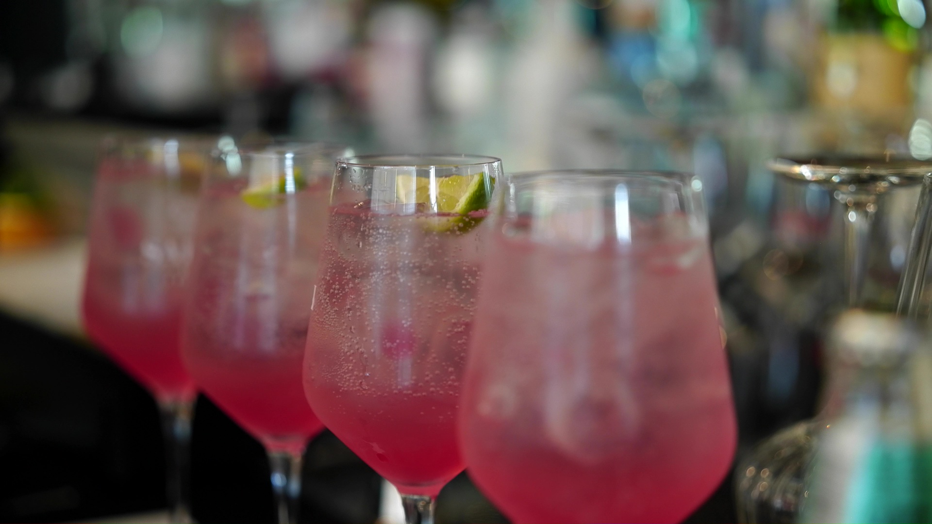 NOVANTA · Drinks an der Bar