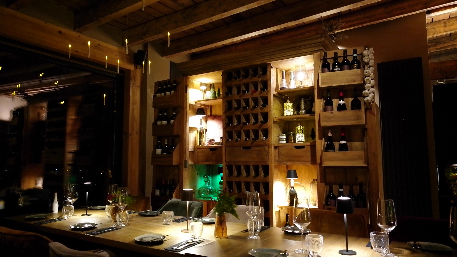 NOVANTA · Bar und warme Abendstimmung